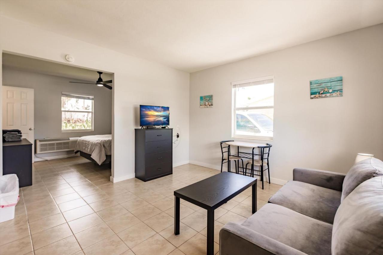 Poolfront Cottage Near Beach With Full Kitchen! ฟอร์ตไมเยอร์ ภายนอก รูปภาพ