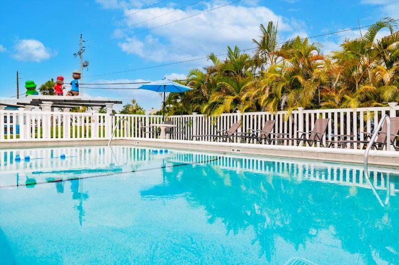 Poolfront Cottage Near Beach With Full Kitchen! ฟอร์ตไมเยอร์ ภายนอก รูปภาพ